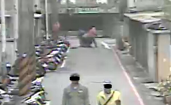 查閱監視器畫面,小狐狸犬於巷口巧遇獒犬,遭不停追咬。圖/新北市政府提供