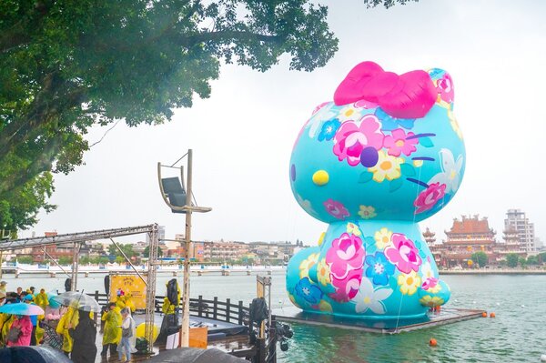 加入客家花卉元素造型的「Hello Kitty來作客」，是全台最大的Hello Kitty水上裝置。圖／桃園市文化局提供