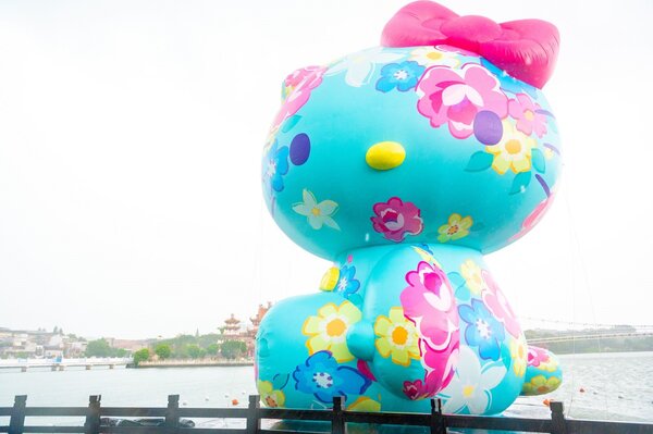 「Hello Kitty 來作客」水上裝置作品，為Hello Kitty穿上傳統客家藍衫，即日起至9月17日於龍潭大池龍元路水上舞台展出。圖／桃園市文化局提供