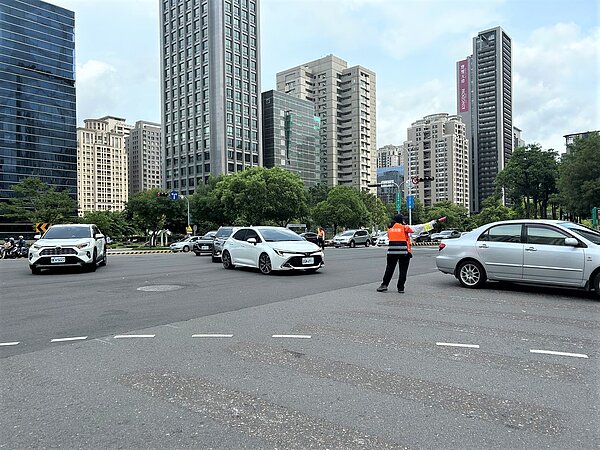 七期商圈假日人車眾多,中市府要求業者派義交協助導引。圖/中市府提供