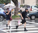 西南風持續發威！賈新興曝逐日雨區　下周三起水氣增