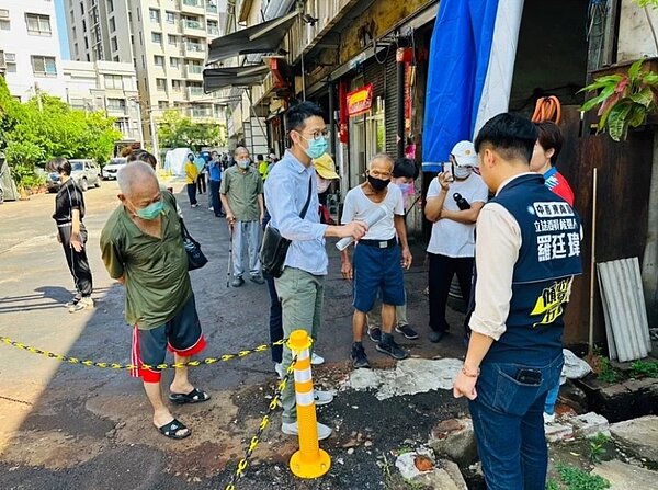 中市府會勘後發現,南區這一處巷弄已劃為現有巷道,不能阻礙通行。圖/羅廷瑋提供