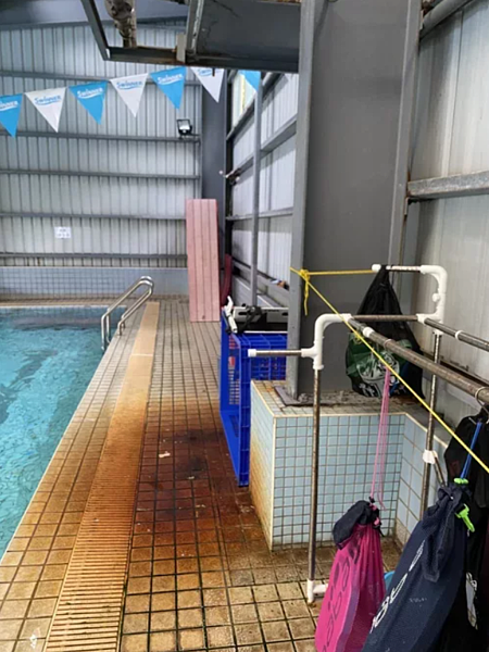 游泳池畔磁磚有污垢且有生鏽情形。圖/議員王欣儀辦公室提供