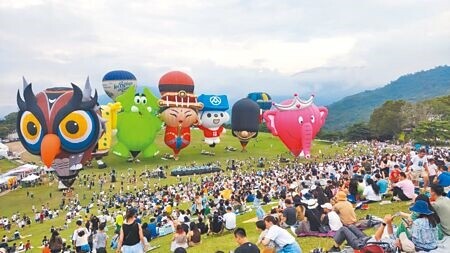 
颱風遠颺，台東湧現旅遊人潮，10日晚間熱氣球光雕音樂會湧入2萬5000人觀賞。（蔡旻妤攝）
