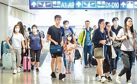 大陸文旅部10日宣布第三批恢復團客旅遊的國家和地區,不過台灣依舊尚未解禁。在桃園機場入境管制區內,剛下機的旅客準備通關入境。(范揚光攝)