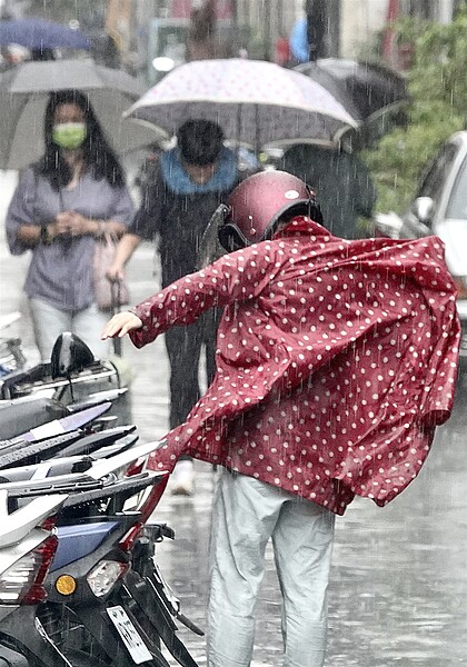 南部地區還是會有些短暫陣雨或雷雨出現的機會,其他地方還是要留意午後熱對流發展的情況。記者林俊良/攝影