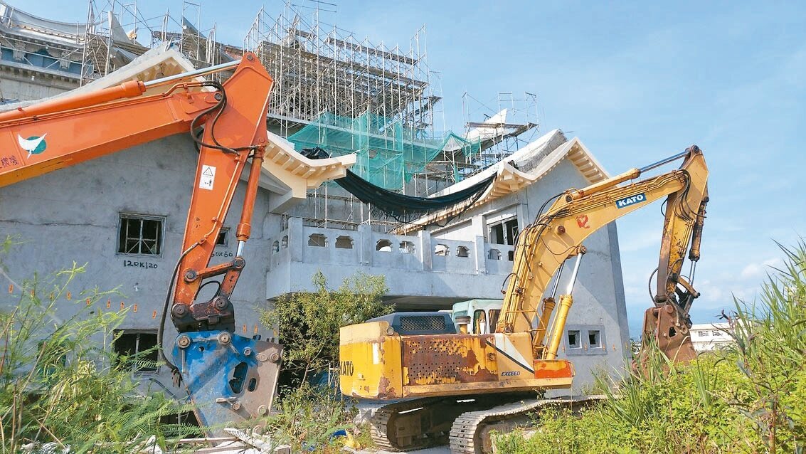 宜蘭縣府建設處出動3輛怪手，強行拆除冬山慈濟祖宮。記者陳敬丰／攝影 