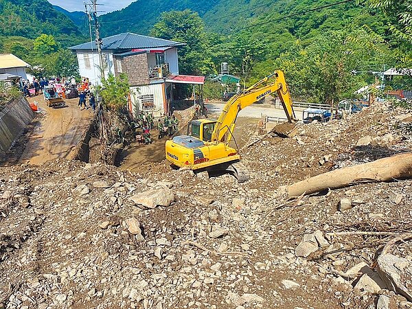 南投縣仁愛鄉各部落遭土石流肆虐,機具在南豐村天主堂附近清除土石。圖/南投縣政府提供