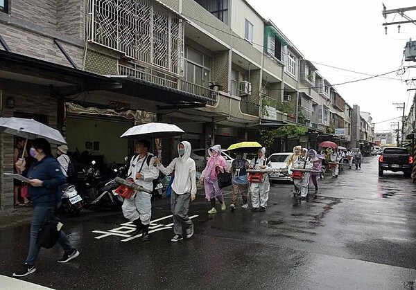 連日來台南市區下著大雨,但防疫人員仍冒著雨進行室內噴藥。(衛生局提供/洪榮志台南傳真)