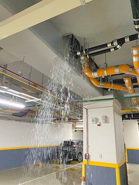 台北市公辦都更案「斯文首善」10日在大雨過後發生淹水,從大廳管委會櫃台蔓延至中控室、地下室。圖/台北市議員陳炳甫研究室提供