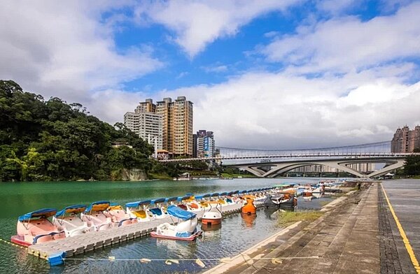 新北碧潭風景區每到周末就吸引不少遊客前往,很多人會玩天鵝船。圖/新北觀旅局提供