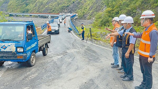 台20線明霸克露鋼便橋，因卡努颱風引進西南氣流誘發玉穗溪大規模土石流，導致鋼便橋受損而交通中斷，公路總局積極搶修後，昨天上午10時開放河床便道通行。圖／公路總局甲仙工務段提供
