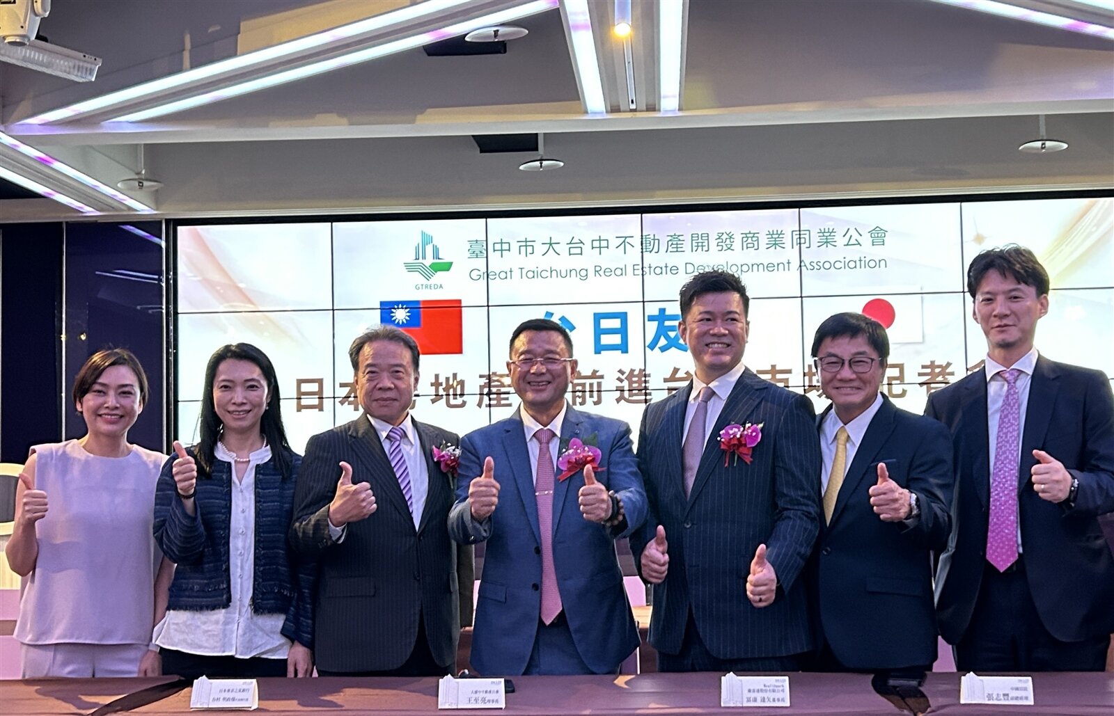 大台中不動產開發公會理事長王至亮(中)邀請日本地產開發商、銀行業者,向近千名建商會員分享日本房地產市場的現況。記者趙容萱/攝影