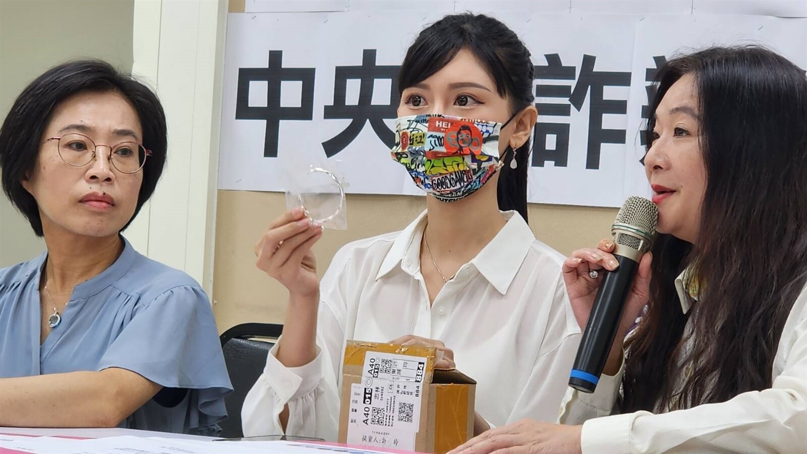 網紅「玲玲」(左)日前遇上詐騙,依簡訊到便利商店卻領貨,卻領到一只廉價的手鐲,退款全無下文。記者楊正海/攝影