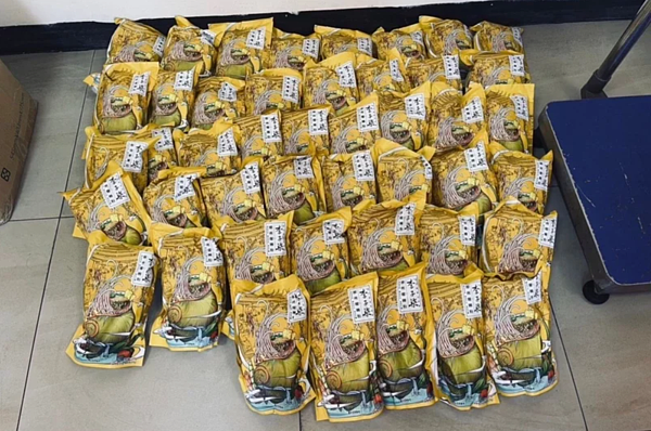 海巡署金馬澎分署第九岸巡隊9日查獲2起大陸螺螄粉走私輸台。料羅安檢所自5月底首次查扣中國螺螄粉迄今已查扣390件,合計1703公斤,依法函送關務署。圖/海巡署金馬澎分署第九岸巡隊提供