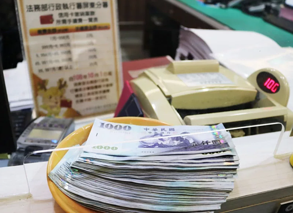 義務人當場繳納10萬元辦理分期。圖/屏東分署提供