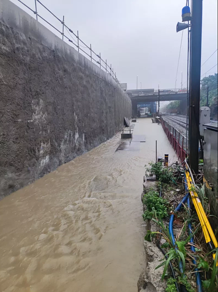 台鐵鶯歌鳳鳴段前天一場大雷雨淹水路基流失，波及3萬旅客。圖／交通部台鐵局提供