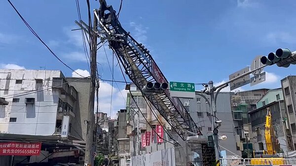 永和一處建案工地12日上午10點多發生吊車傾倒意外,造成周邊住戶大停電。圖/取自記者爆料往