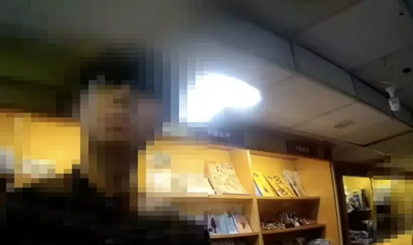 張男涉嫌在書局內偷拍,遭女店員抓包制止。記者蕭雅娟/翻攝