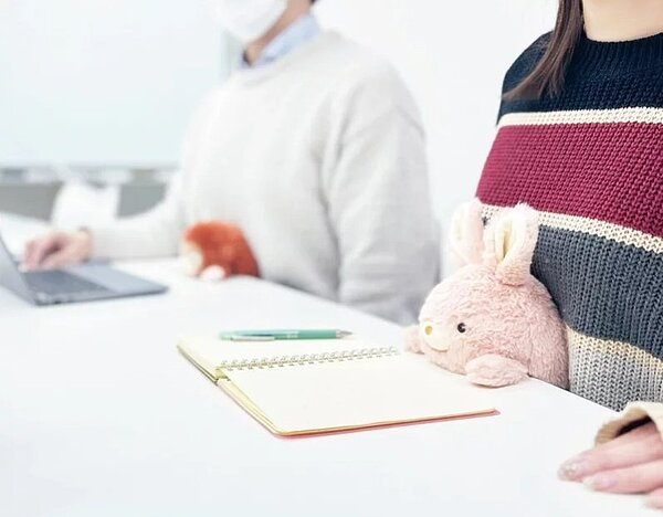 看來萌Q的娃娃，其實可以幫助上班族工作時，避免駝背。圖／摘自dreams6-shop網站
