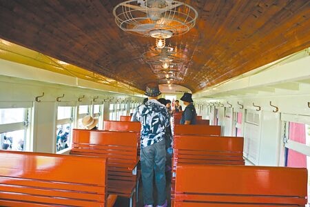 台鐵神祕百年木造車廂透過1年仿古修復，12日在潮州鐵道園區亮相，復古燈泡與電扇，搭配木造內裝，令人懷念。（林和生攝）