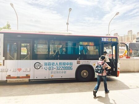 近期客運業鬧「司機荒」，桃園市長張善政12日表示，將以「幸福小黃」撐起偏遠地區的交通接駁。（陳夢茹攝）