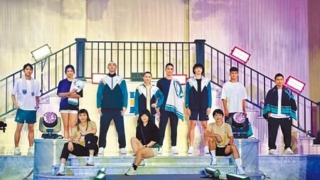 羽球球后戴資穎(後排中)自創品牌「TTY」攜手高市府運發局,共推11款聯名運動商品,將挹注運發基金。(柯宗緯攝)