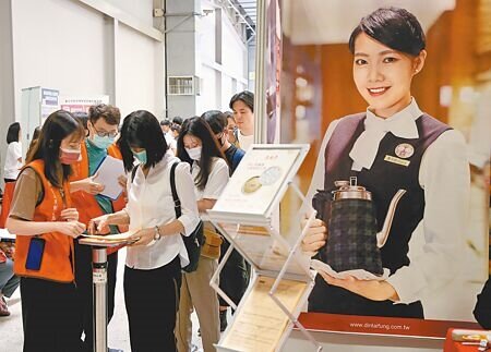 
台北市政府12日在圓山花博公園爭豔館舉辦「青銀就業博覽會」，共有166家優質企業徵才，提供超過8000個職缺，吸引許多想要求職的民眾前來了解，當中知名餐飲企業鼎泰豐，有大批民眾排隊應徵。（趙雙傑攝）
