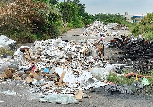 桃園市大園區航空城徵收區內,有民眾發現空地遭人傾倒廢棄物,立即通知環保局到場稽查。(游吾和提供/蔡明亘桃園傳真)