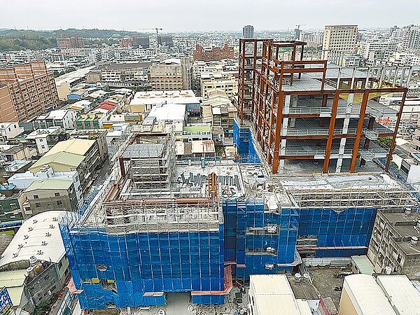 彰化基督教醫院斥資60億元打造癌症質子醫療大樓，其中在質子大樓與本院之間設計1座跨越旭光路的42.5公尺天橋。（彰基提供／吳建輝彰化傳真）