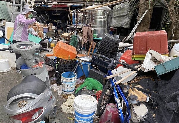 台南市登革熱防治中心把握天氣放晴,持續派員針對社區高風險熱點加強巡查及孳清。(衛生局提供/洪榮志台南傳真)