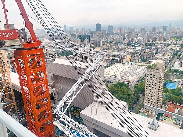 經建商申請、交通局核准交通維持計畫並現勘後,興富發文心愛悅建案的塔吊將於8月14至18日拆除。(台中市府都發局提供/林欣儀台中傳真)