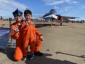 清泉崗航空嘉年華破萬人　搶看5架勇鷹高教機帥氣衝場