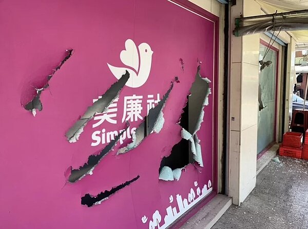 經警方了解,施男因租屋與屋主產生糾紛,酒後路過才拿鐵鍬敲打店家玻璃洩恨。圖/讀者提供