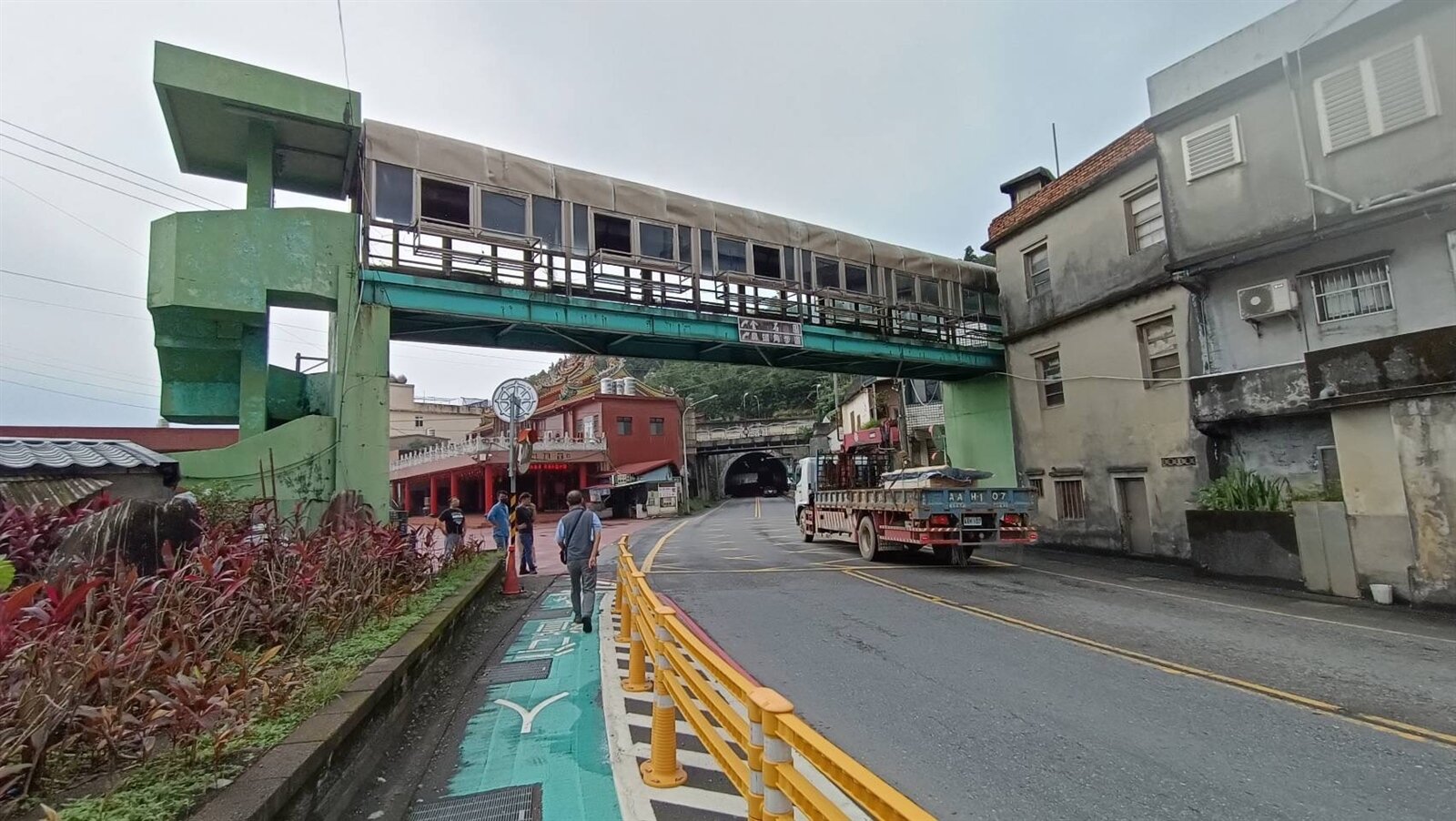 瑞芳區的福龍宮陸橋已於11日完成拆除。圖/新北市政府工務局提供