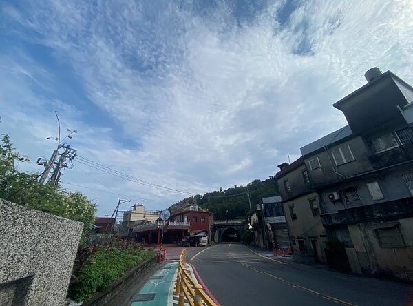 服務31年的瑞芳福隆宮陸橋於昨日清晨拆除完畢,頓時讓海濱路街景豁然開朗。圖/新北市政府工務局提供