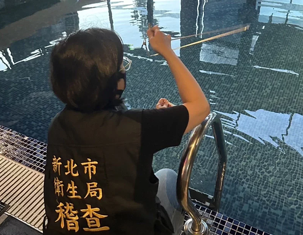 新北市衛生局昨擴大稽查轄內31家戲水場所,其中5家餘氯不符合標準。圖/新北市衛生局提供