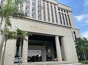 男覬覦女房仲美色　竟趁簽契約摸胸頂臀