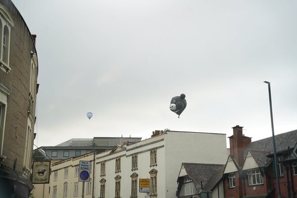 熊讚熱氣球飛翔於布里斯托城鎮上方，吸引當地民眾駐足觀看。圖／觀光傳播局提供
