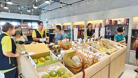 
台南市鹽水區農會的「意遊未盡農鮮直販所」，匯集各地農漁會的商品及多項民生用品，總計達上千個品項。（張毓翎攝）

