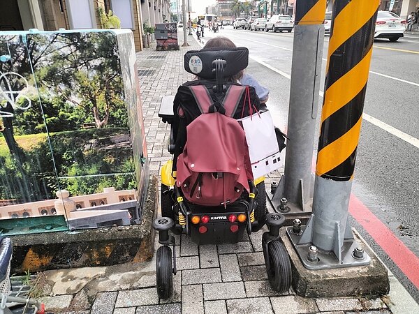 台南東區北門路人行道有障礙物,輪椅族難以通行。記者鄭惠仁/攝影