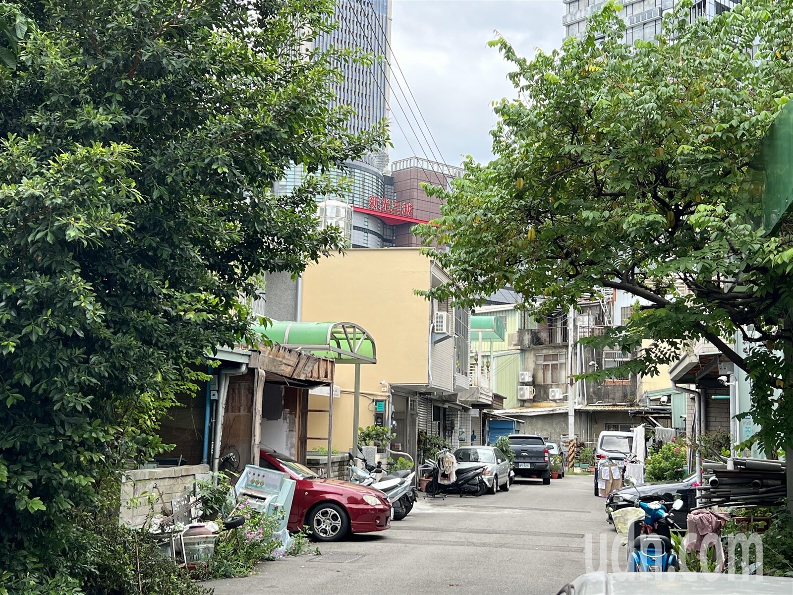 台中教師新村位在「地王」新光百貨對面,全村卻有¼沒有自來水,令人意外。記者陳秋雲/攝影