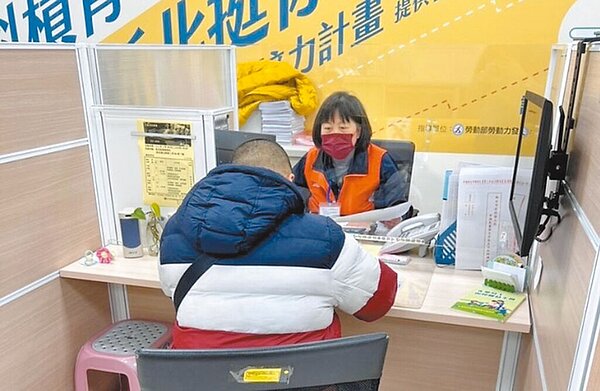 新北市今年上半年15至24歲青年失業率為7.9％，低於全國平均，為六都最低。（新北市勞工局提供／陳慰慈新北傳真）