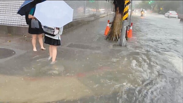 總統府、北一女周遭每逢大雨就淹水，學生放學時必須要涉水離開。（台北市議員洪婉臻研究室提供／劉彥宜台北傳真）