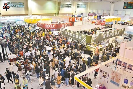 8月10日起國內學子赴海外留學,攻讀碩士者貸款額度從原先100萬元提高到120萬元,讀博士者從200萬元提高到240萬元,均增加2成;另碩士貸款期限也從10年延長為12年。圖為2023大學博覽會。(本報資料照片)