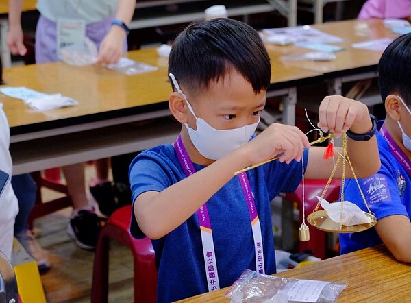 小朋友體驗中醫傳統文化 享受知性感性兼具的生態之旅。〈衛生局提供〉