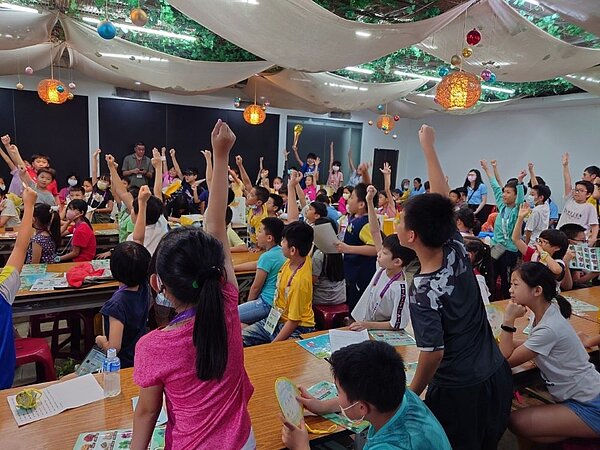 由中醫師們帶領小朋友認識人體穴位與辨識藥用植物性味與功效。〈衛生局提供〉