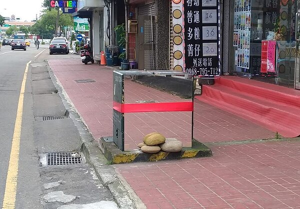 中壢區街頭人行道出現「透明變電箱」,網友熱議 。圖/取自臉書「路上觀察學院」