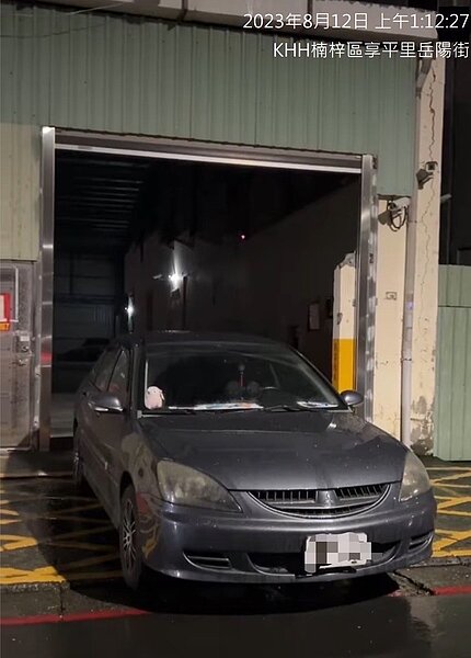 高雄楠梓區楠盛街一處民宅出入口，遭一輛轎車擋住，氣得住戶報警。記者張議晨/翻攝