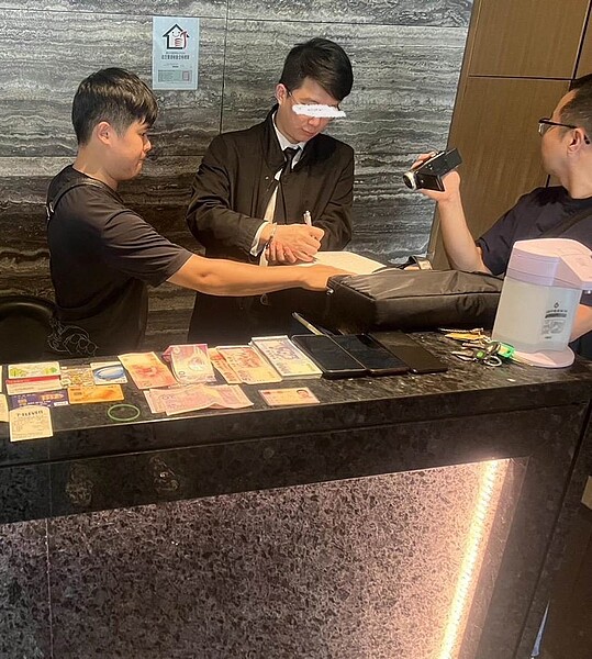 天母豪宅保全竊屋主900萬現金遭逮 掌握住戶鑰匙原因曝光! 台北市士林區天母忠義街一處豪宅2日發生住宅竊盜事件,而嫌犯竟是豪宅大樓保全。圖/翻攝畫面